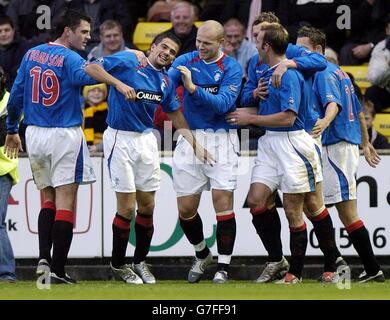 Die Spieler der Rangers feiern Nacho Novo (zweiter links) beim Spiel der Bank of Scotland Premier League im Almondvale Stadium in Livingston gegen Livingston. Stockfoto