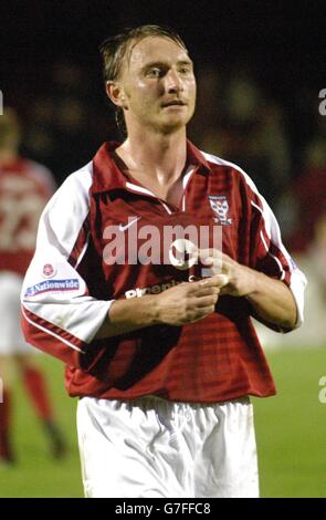 Spieler/Manager Chris Brass aus York City verlässt das Feld nach ihrer Niederlage gegen Forest Green Rovers während des Nationwide Conference Spiels in Bootham Crescent, York. Stockfoto