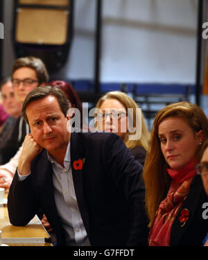 Premierminister David Cameron besucht ein Community-Forum in Chatham, während er für die konservative Partei in Rochester und Strood Nachwahl mit konservativen Kandidaten, die lokale Geschäftsfrau Kelly Tolhurst (rechts) kämpft. Stockfoto