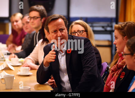 Premierminister David Cameron nimmt an einem Gemeinschaftsforum in Chatham Teil, während er für die konservative Partei in Rochester und Strood Nachwahlen mit der konservativen Kandidatin Kelly Tolhurst (zweite rechts) kämpft. Stockfoto