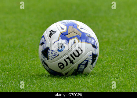 Fußball - Sky Bet League One - Notts County / Oldham Athletic - Meadow Lane. Detail eines offiziellen Oldham Athletic Mitre Fußballs auf dem Spielfeld während des Aufwärmphase Stockfoto