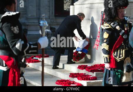 Der Prinz von Wales legt während der Kriegswitween Association of Great Britain Wreath-Laying and Service of Remembrance, Whitehall, London, einen Kranz am Cenotaph nieder. Die jährliche Veranstaltung erinnert Witwen an britische Soldaten, die im Kampf ums Leben gekommen sind. Stockfoto