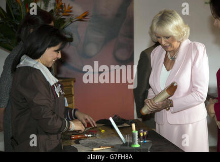 Die Herzogin von Cornwall und First Lady Marcia Santos besuchen die Escuela de Artes Y Oficios, Kunstgewerbeschule in Bogota, Kolumbien, wo sie den Künstler kennenlernte, der ihre Handtasche herstellte. Stockfoto