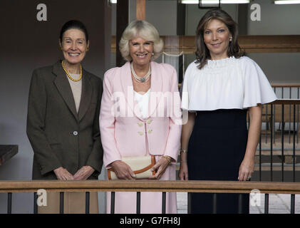 Die Herzogin von Cornwall und First Lady Marcia Santos besuchen die Escuela de Artes Y Oficios, Kunstgewerbeschule in Bogota, Kolumbien, wo sie den Künstler kennenlernte, der ihre Handtasche herstellte. Stockfoto