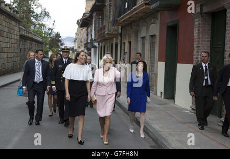 Die Herzogin von Cornwall und First Lady Marcia Santos besuchen die Escuela de Artes Y Oficios, Kunstgewerbeschule in Bogota, Kolumbien, wo sie den Künstler kennenlernte, der ihre Handtasche herstellte. Stockfoto