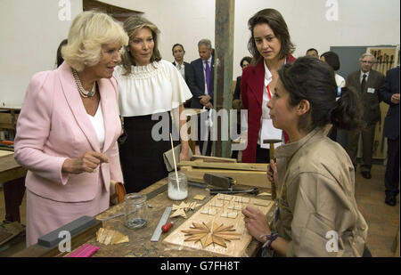 Die Herzogin von Cornwall und First Lady Marcia Santos besuchen die Escuela de Artes Y Oficios, Kunstgewerbeschule in Bogota, Kolumbien. Stockfoto