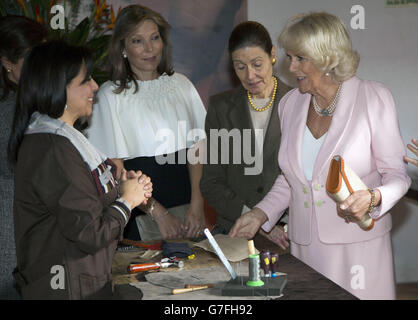 Die Herzogin von Cornwall und First Lady Marcia Santos besuchen die Euela de Artes Y Oficios, Kunstgewerbeschule in Bogota, Kolumbien. Stockfoto