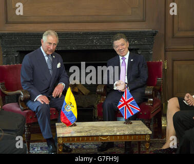 Der Prinz von Wales nimmt an einem bilateralen Treffen Teil, bei dem Präsident Santos und Frau Marcia Santos im Palacio de Narino in Bogota, Kolumbien, feierlich begrüßt werden. Stockfoto