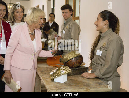 Die Herzogin von Cornwall und First Lady Marcia Santos besuchen die Euela de Artes Y Oficios, Kunstgewerbeschule in Bogota, Kolumbien. Stockfoto