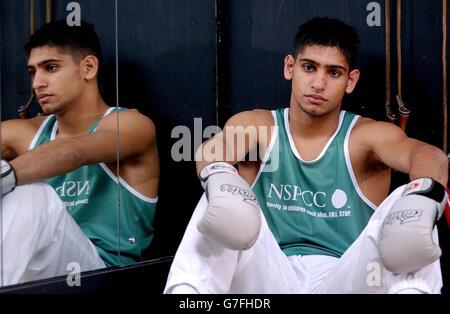 Boxer Amir Khan im Lyn AC Boxing Club in Walworth, London. Der olympische Silbermedaillengewinner unterstützte die Kinderhilfe NSPCC. Stockfoto