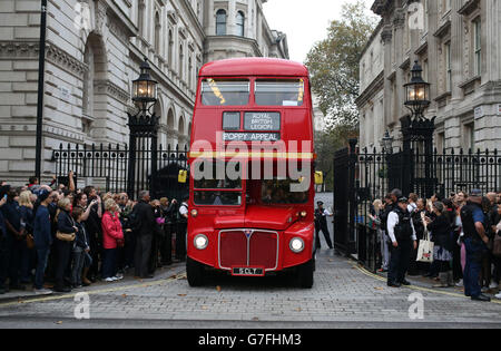 Der Londoner Routemaster verlässt die Downing Street, flankiert von Harley Davison-Fahrern, nachdem er Premierminister David Cameron zum London Poppy Day trifft. Stockfoto