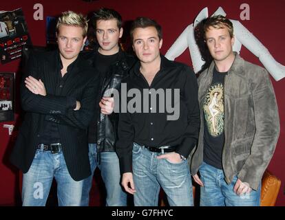 Die Popgruppe Westlife während ihres Gastauftritts auf MTV's TRL - Total Request Live - Show in ihren neuen Studios am Leicester Square im Zentrum von London. Stockfoto