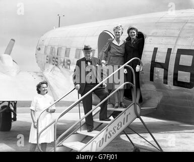 Herr und Frau Churchill, zusammen mit Frau Mary Churchill, auf den Stufen ihres Flugzeugs auf dem Flugplatz Biggin Hill in London, bevor sie in die Schweiz aufbricht. Sie besuchen Schweizer Freunde, die ihnen eine Villa am Genfer See zur Verfügung gestellt haben. Stockfoto