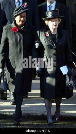 Baroness Amos (links) und die ehemalige Premierministerin Margaret Thatcher während des jährlichen Nationalen Gedenkdienstes im Cenotaph, London, zu Ehren der britischen Kriegstoten, einschließlich der 21 Servicemitarbeiter, die in diesem Jahr im Irak ihr Leben verloren haben. Prinz William nahm zum ersten Mal an der Veranstaltung Teil und kam, als britische Truppen im Irak unter Beschuss sind. Andere hochrangige Royals, politische Führer, angeführt von Premierminister Tony Blair, und etwa 9,000 Veteranen aus Konflikten des 20. Jahrhunderts nahmen ebenfalls an der Gedenkfeier Teil. S Stockfoto