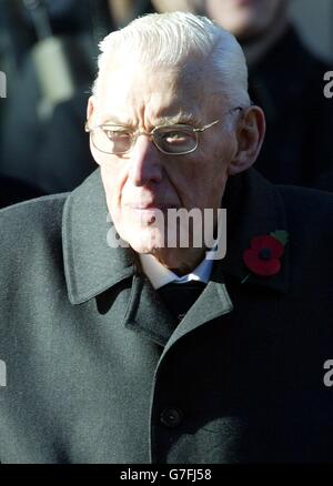 Die demokratische Unionistenpartei Reverend Ian Paisley während des jährlichen National Service of Remembrance im Cenotaph, London, der zu Ehren der britischen Kriegstoten abgehalten wurde, darunter die 21 Servicemitarbeiter, die in diesem Jahr im Irak ihr Leben verloren haben. Prinz William nahm zum ersten Mal an der Veranstaltung Teil und kam, als britische Truppen im Irak unter Beschuss geraten sind. Andere hochrangige Royals, politische Führer, angeführt von Premierminister Tony Blair, und etwa 9,000 Veteranen aus Konflikten des 20. Jahrhunderts nahmen ebenfalls an der Gedenkfeier Teil. Stockfoto