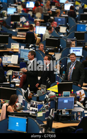 Premierminister David Cameron veranstaltet eine PM Direct-Veranstaltung mit Mitarbeitern des O2 Call Centers in Preston Brook, Runcorn, Cheshire. Stockfoto