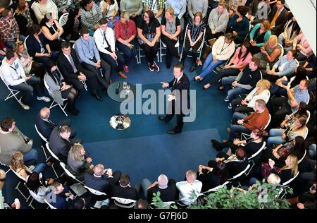 Premierminister David Cameron veranstaltet eine PM Direct-Veranstaltung mit Mitarbeitern des O2 Call Centers in Preston Brook, Runcorn, Cheshire. Stockfoto