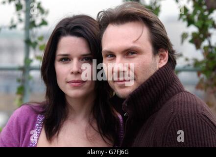 Neve Campbell und Christian Slater während einer Fotoaufnahme, um ihren neuen Film "Churchill, The Hollywood Years" im Dorchester Hotel im Zentrum von London zu promoten. Slater ist Winston Churchill, und Neve übernimmt die Rolle der jungen Prinzessin Elizabeth in dem Film, der am 3. Dezember in ganz Großbritannien eröffnet wird. Stockfoto