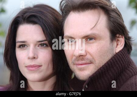 Neve Campbell und Christian Slater während einer Fotoaufnahme, um ihren neuen Film "Churchill, The Hollywood Years" im Dorchester Hotel im Zentrum von London zu promoten. Slater ist Winston Churchill, und Neve übernimmt die Rolle der jungen Prinzessin Elizabeth in dem Film, der am 3. Dezember in ganz Großbritannien eröffnet wird. Stockfoto