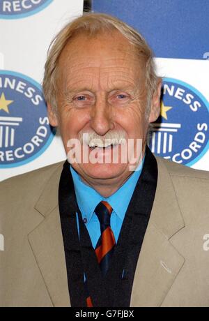 Erfinder Trevor Baylis, der das erfolgreichste Clockwork Radio machte, während einer Fotoanfertigung für die 50-jährige Feier des Guinness-Buchs der Rekorde, die im Royal Opera House in London stattfand. Stockfoto