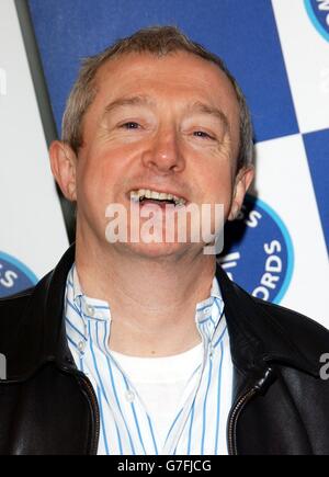 Der Musikproduzent Louis Walsh vertritt seine Boyband Westlife, der den Rekord für die meisten britischen Singles hält, die auf Platz eins bei einem Fotocall für die 50-jährige Party des Guinness Book of Records im Royal Opera House in London debütieren. Stockfoto