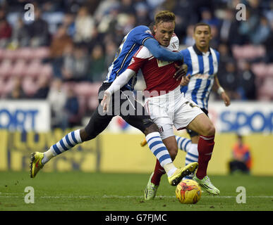 Wigan Athletic's Leon Barnett (links) und Fulham's Lasse Vigen Christensen kämpfen während des Sky Bet Championship Spiels im DW Stadium, Wigan, um den Ball. Stockfoto