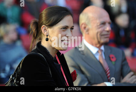 Fußball - Sky Bet Championship - Charlton Athletic gegen Sheffield Mittwoch - The Valley. Katrien Meire, CEO von Charlton Athletic bei Richard Murray, dem nicht geschäftsführenden Vorsitzenden, vor dem Spiel Stockfoto