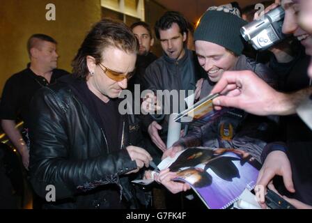 Sänger Bono von der irischen Rockband U2, signiert Autogramme für Fans vor den Studios der Band in Hanover Quay, Dublin, Irland, bevor er Songs von ihrem neuen Album "How To Diffuse an Atomic Bomb" live auf der BBC Zane Lowe Show aufführt. Stockfoto