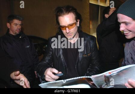 Sänger Bono von der irischen Rockband U2, signiert Autogramme für Fans vor den Studios der Band in Hanover Quay, Dublin, Irland, bevor er Songs von ihrem neuen Album "How To Diffuse an Atomic Bomb" live auf der BBC Zane Lowe Show aufführt. Stockfoto