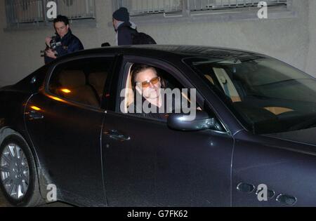 Sänger Bono von der irischen Rockband U2, signiert Autogramme für Fans vor den Studios der Band in Hanover Quay, Dublin, Irland, bevor er Songs von ihrem neuen Album "How To Diffuse an Atomic Bomb" live auf der BBC Zane Lowe Show aufführt. Stockfoto