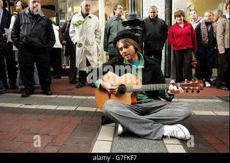 Brian McFadden, irischer Popstar und ehemaliges Mitglied der Charttopping-Boy-Band Westlife, fotografiert in Dublins Grafton Street, wo er sich beim Bucking für GMTV'S Entertainment Today-Programm versuchte. Die Zuschauer können sehen, wie er tat, als die Sendung ausgestrahlt wird Freitag, 19. November 2004. . Stockfoto