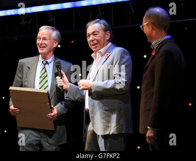 NUR FÜR REDAKTIONELLE ZWECKE. Brian Cooke aus Leamington Hastings in Warwickshire wird von Andrew Lloyd Webber und Simon Thurley während der English Heritage Angel Awards im Palace Theatre, London, für die beste Reparatur eines Gotteshauses für die Rettung der Allerheiligen-Kirche ausgezeichnet. Stockfoto