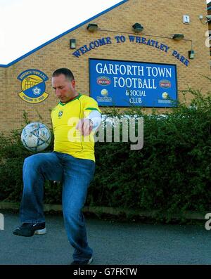 Mel Ziemiecka, der Trainer des Teams der Garforth Villa unter 12 Jahren auf dem Garforth Town Football Ground, in seinem brasilianischen Trikot, wird am Boden Karten für das Spiel sammeln, wenn der ehemalige brasilianische Weltcup-Star Sokrates für Garforth spielen wird. Alle unter 12-köpfigen werden dabei sein, um den berühmten brasilianischen Fußballlegende Sokrates zu sehen, der heute nach Großbritannien jets - nur 24 Stunden, bevor er sein mit Spannung erwartetes Debüt für ein ambitioniertes Team ohne Liga gibt. Stockfoto