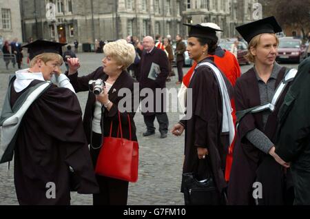 Die Absolventen nehmen endgültige Anpassungen an ihren Umhänge vor, bevor sie ihre Zertifikate am Trinity College in Dublin, Irland, abholen. Stockfoto
