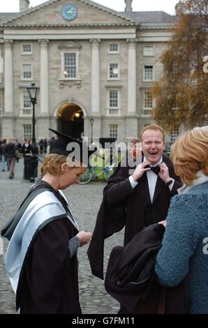 Absolventen bereiten sich auf den Erhalt ihrer Zertifikate am Graduation Day am Trinity College, Dublin, vor. Stockfoto