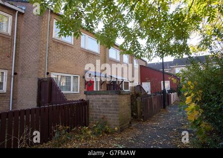 Das Haus (rote Tür) in Hamilton Place, Newcastle upon Tyne, das von Offizieren der Armee Bombengruppe durchsucht wurde, die in Catterick, North Yorkshire, basiert, nachdem die Polizei einen Teenager wegen des Verdachts des Besitzes von Sprengstoffen verhaftet hatte. Stockfoto