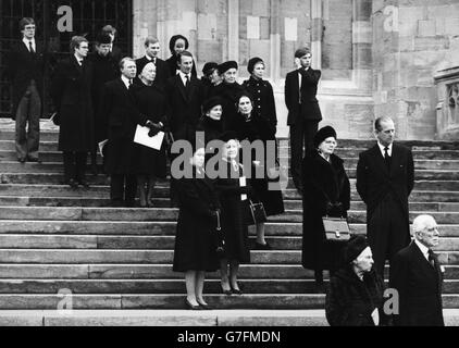 Königin Elizabeth II. Mit Mitgliedern der britischen und europäischen Königsfamilie auf den Stufen der St. George's Chapel im Schloss Windsor. Sie nahmen an der Beerdigung von Prinzessin Alice, Gräfin von Athlone, der letzten Überlebenden der 37 Enkelkinder von Königin Victoria, Teil. Stockfoto