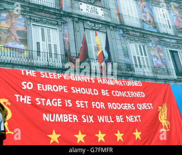 Liverpool-Fans haben vor dem Spiel der UEFA Champions League Gruppe B im Santiago Bernabeu in Madrid ein Banner in der Mitte von Madrid aufgesetzt. Stockfoto