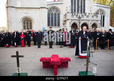 Prinz Harry vor einem Kreuz der Erinnerung, als er das 86. Feld der Erinnerung in Westminster Abbey, London eröffnete. Stockfoto