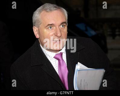 Der irische Taoiseach Bertie Ahern kommt bei der irischen Botschaft in London an. Herr Ahern hat mit DUP-Führer Ian Paisley zu Beginn der Gespräche gesprochen, die als die kritischsten in den aktuellen Verhandlungen zur Wiederbelebung der Machtverteilung in Nordirland eingestuft wurden. Stockfoto