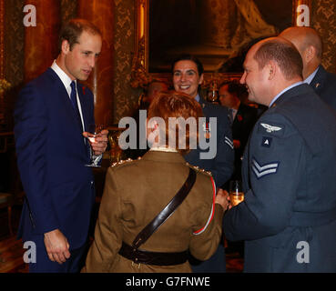 Der Herzog von Cambridge spricht mit Gästen während des Recovery Pathway Empfangs im Buckingham Palace, London. Stockfoto