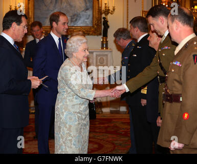 Queen Elizabeth II spricht mit Gästen während des Recovery Pathway Empfangs im Buckingham Palace, London. Stockfoto