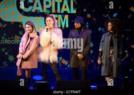 Asami Zdrenka, Jess Plummer, Amira McCarthy, Shereen Cutkelvin aus Neon Jungle sind beim Switch On für die diesjährigen Weihnachtslichter in der Oxford Street im Zentrum von London zu sehen. Stockfoto