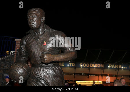 Fußball - UEFA Europa League - Gruppe H - Everton / Lille - Goodison Park. Eine allgemeine Ansicht der Dixie Dean Statue vor dem Goodison Park Stockfoto