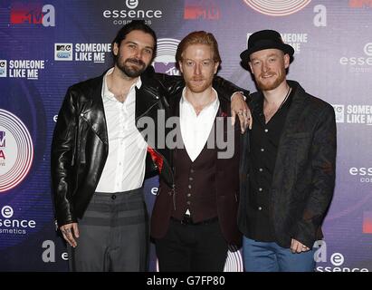 (Von links nach rechts) Simon Neil, James Johnston und Ben Johnston von Biffy Clyro kommen für die MTV Europe Music Awards 2014 bei der SSE Hydro, Glasgow, Schottland, an. Stockfoto