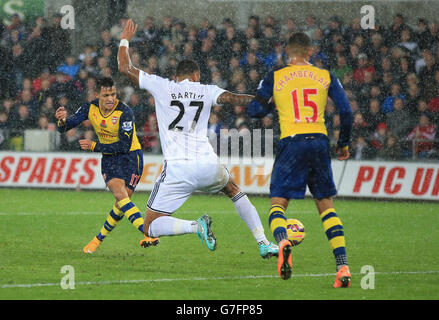 Alexis Sanchez von Arsenal (links) erzielt beim Spiel der Barclays Premier League im Liberty Stadium, Swansea, das erste Tor des Spiels. Stockfoto