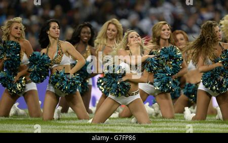 Die Cheerleader der Jacksonville Jaguars treten während des NFL International-Spiels im Wembley Stadium, London, auf. Bilddatum: Sonntag, 9. November 2014. Siehe PA Story GRIDIRON NFL. Bildnachweis sollte lauten: Andrew Matthews/PA Wire. EINSCHRÄNKUNGEN: Nur für Nachrichten und redaktionelle Verwendung. Die kommerzielle/nicht-redaktionelle Nutzung bedarf der vorherigen schriftlichen Genehmigung der NFL. Die digitale Nutzung unterliegt einer angemessenen Anzahl von Beschränkungen und keine Videosimulation des Spiels. Für weitere Informationen rufen Sie bitte +44 (0)115 8447447 an. Stockfoto