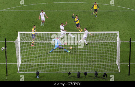 Alexis Sanchez (Mitte) von Arsenal erzielt beim Spiel der Barclays Premier League im Liberty Stadium, Swansea, das erste Tor des Spiels. Stockfoto