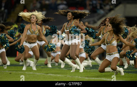 Die Cheerleader der Jacksonville Jaguars treten während des NFL International-Spiels im Wembley Stadium, London, auf. Bilddatum: Sonntag, 9. November 2014. Siehe PA Story GRIDIRON NFL. Bildnachweis sollte lauten: Andrew Matthews/PA Wire. EINSCHRÄNKUNGEN: Die Nutzung von Nachrichten und kommerziellen/nicht-redaktionellen Medien bedarf der vorherigen schriftlichen Genehmigung der NFL. Die digitale Nutzung unterliegt einer angemessenen Anzahl von Beschränkungen und keine Videosimulation des Spiels. Für weitere Informationen rufen Sie bitte +44 (0)115 8447447 an. Stockfoto