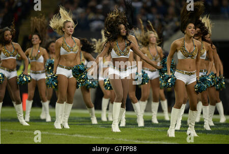 Die Cheerleader der Jacksonville Jaguars treten während des NFL International-Spiels im Wembley Stadium, London, auf. Bilddatum: Sonntag, 9. November 2014. Siehe PA Story GRIDIRON NFL. Bildnachweis sollte lauten: Andrew Matthews/PA Wire. EINSCHRÄNKUNGEN: Nur für Nachrichten und redaktionelle Verwendung. Die kommerzielle/nicht-redaktionelle Nutzung bedarf der vorherigen schriftlichen Genehmigung der NFL. Die digitale Nutzung unterliegt einer angemessenen Anzahl von Beschränkungen und keine Videosimulation des Spiels. Für weitere Informationen rufen Sie bitte +44 (0)115 8447447 an. Stockfoto
